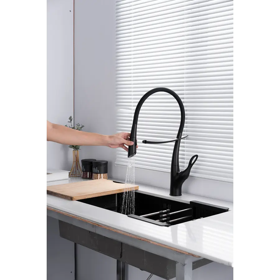 Чорний змішувач для кухні з гнучким виливом Nett SWB-52