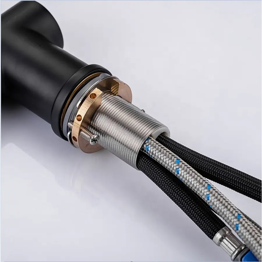 Змішувач чорний для кухні з висувним виливом Nett FBL-34